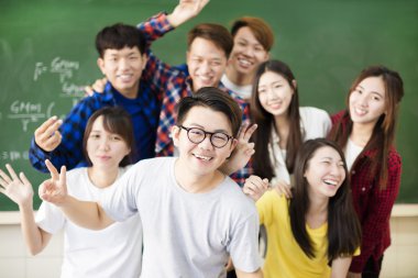 mutlu genç grup üniversite öğrencisi sınıfta