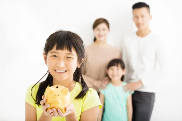 Menina mostrando o banco porquinho e conceito de finanças familiares — Fotografia de Stock