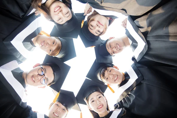 Happy examen studenter unga gruppen runt tillsammans — Stockfoto