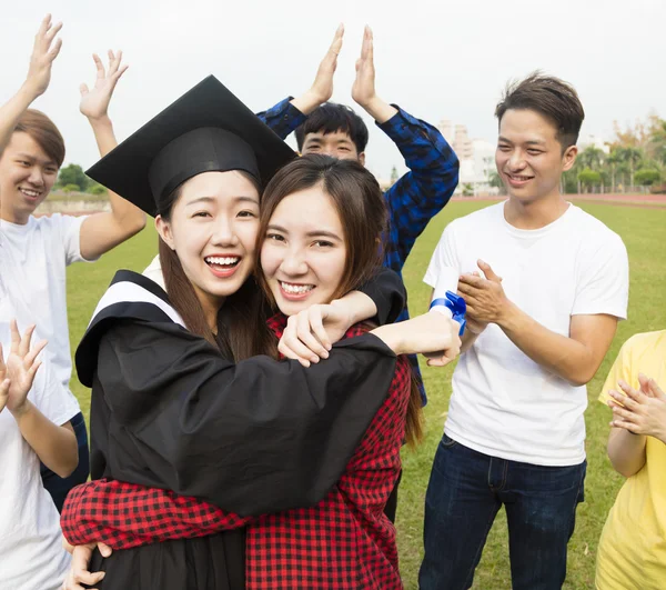 Grupo jovem Estudantes celebra graduação na escola — Fotografia de Stock