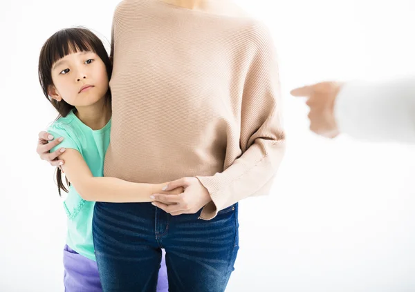 Verängstigte Tochter versteckt sich hinter Mutter vor wütendem Vater — Stockfoto