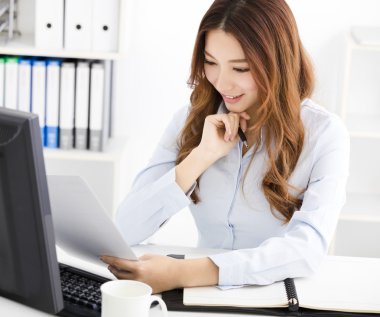 mutlu genç iş kadını ofiste çalışan