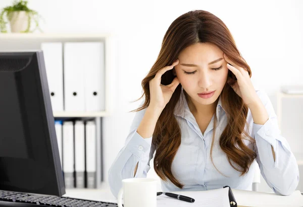Porträtt av trött ung affärskvinna arbetande i kontor — Stockfoto