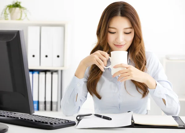 Joven mujer de negocios bebiendo café y buscando — Foto de Stock