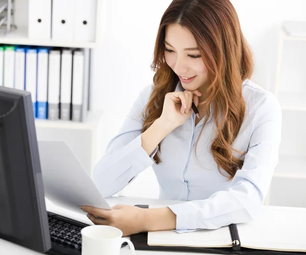 Feliz joven mujer de negocios que trabaja en la oficina —  Fotos de Stock