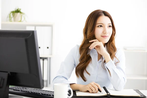 Счастливая молодая деловая женщина работает в офисе — стоковое фото
