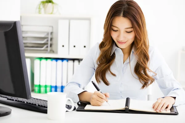 Jovem mulher de negócios feliz trabalhando no escritório — Fotografia de Stock