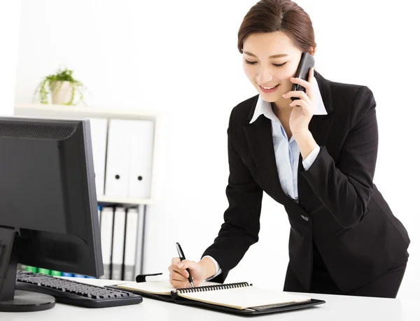 Femeie de afaceri vorbind la telefon la birou — Fotografie, imagine de stoc