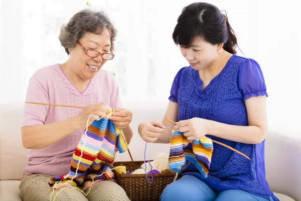 Happy starší matka a dcera učení pletení — Stock fotografie