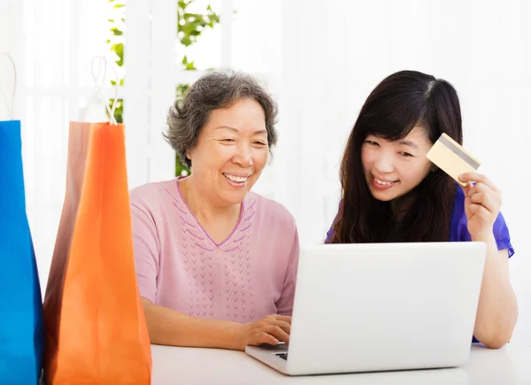 Feliz padre madre e hija con laptop y tarjeta de crédito — Foto de Stock