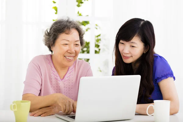 Happy starší matka a dcera učení laptop — Stock fotografie