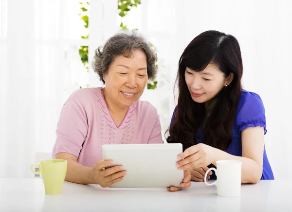 Feliz anciano madre e hija aprendizaje tableta pc —  Fotos de Stock