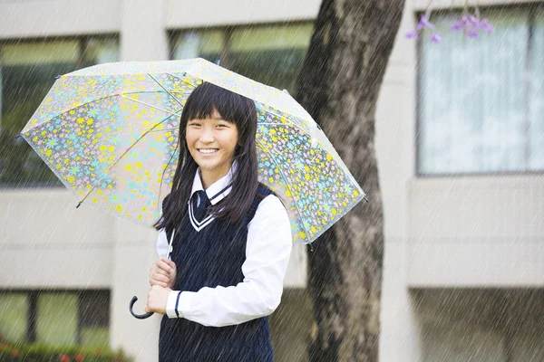 Hübsches Studentenmädchen mit Regenschirm im Regen — Stockfoto