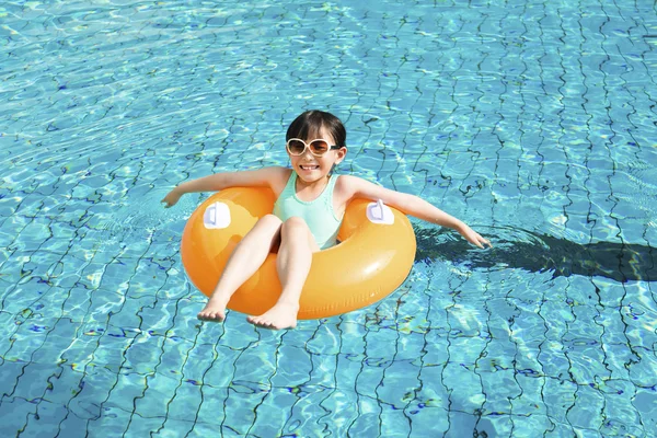 Lycklig liten flicka koppla av och bada i poolen — Stockfoto