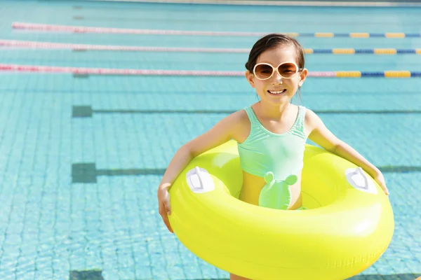 Glad liten tjej att ha roligt i poolen — Stockfoto