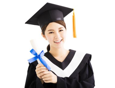 Asyalı kadın Mezuniyet Diploması ile gülümseyen genç
