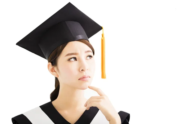 Νεαρή γυναίκα αποφοίτηση σπουδαστών κοιτώντας ψηλά και σκέψης — Φωτογραφία Αρχείου