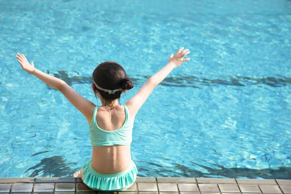 Glückliches kleines Mädchen, das Spaß im Schwimmbad hat — Stockfoto