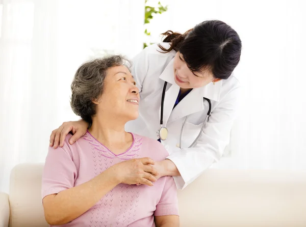 Enfermeira segurando a mão da mulher idosa em casa de repouso — Fotografia de Stock