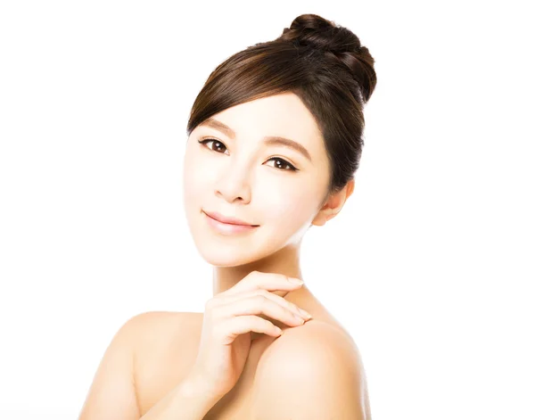 Vackert ansikte av ung kvinna med ren fräsch hud — Stockfoto