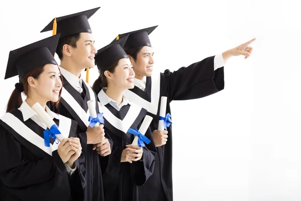 Grupp av avläggande av examen söker och pekar på framtiden — Stockfoto