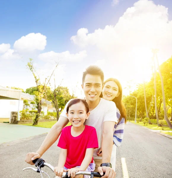 Aziatische en gelukkige familie plezier in park met fiets — Stockfoto