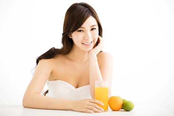 Αρκετά χαρούμενη νέα γυναίκα που κρατά τα πορτοκάλια χυμό — Φωτογραφία Αρχείου