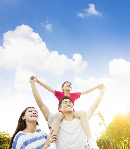 Счастливая азиатская семья с облачным фоном — стоковое фото
