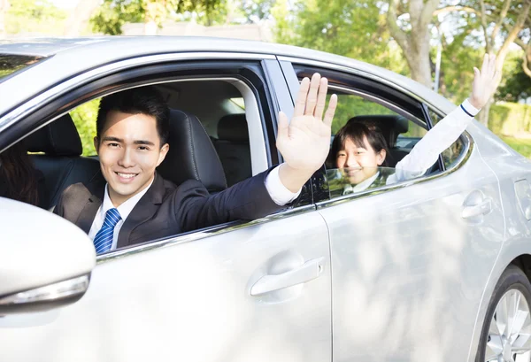 Hombre de negocios con hija conduciendo coche ir al trabajo y la escuela — Foto de Stock