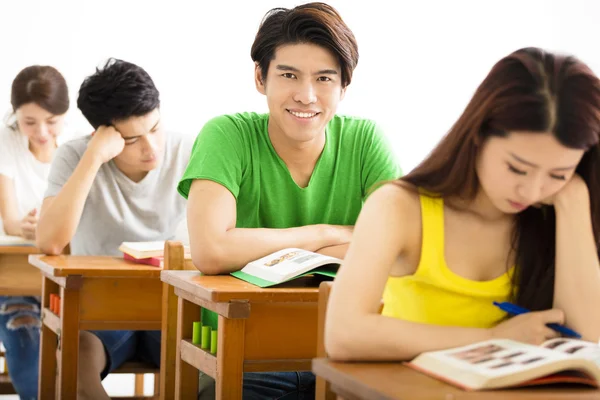 Grupo de estudiantes universitarios jóvenes sentados en un aula — Foto de Stock