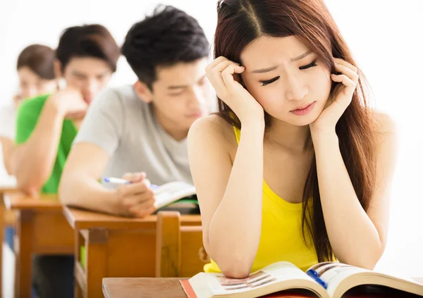 Écolière stressée étudiant en classe — Photo