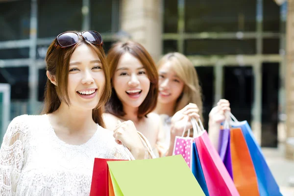 Young Women group Carrying Shopping Bags On Street — Stock Photo, Image