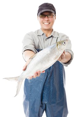 beyaz izole mutlu balıkçı gösteren büyük milkfish balık