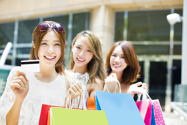 Felizes jovens mulheres mostrando sacos de compras e cartão de crédito — Fotografia de Stock