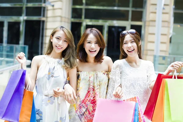 Grupo de mujeres jóvenes llevando bolsas de compras en la calle —  Fotos de Stock