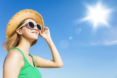 Rahatlatıcı ve güneş ışığı yaz izlerken genç kadın