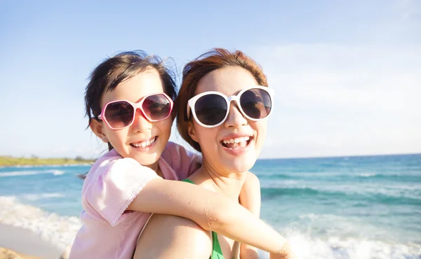 Moeder en dochter hebben plezier op het strand — Stockfoto