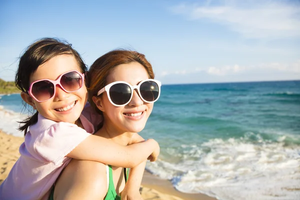 妈妈和女儿在海滩上玩得开心 — 图库照片
