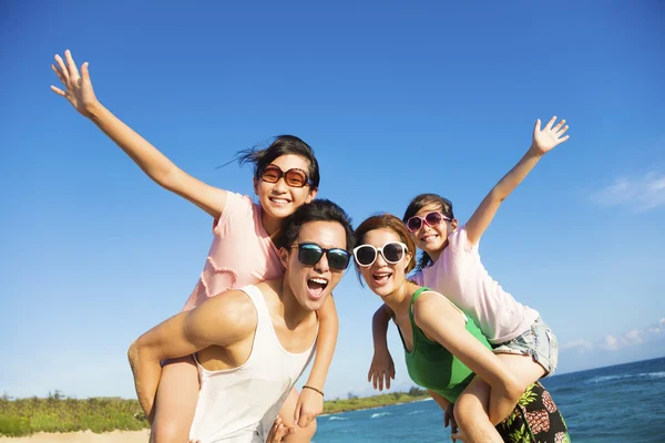 Familia feliz divirtiéndose en la playa — Foto de Stock