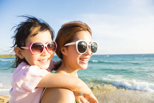 Moeder en dochter hebben plezier op het strand — Stockfoto