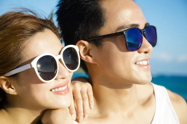 Primo piano Felice giovane coppia faccia sulla spiaggia — Foto Stock