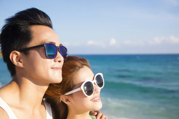 Gros plan Heureux jeune couple visage sur la plage — Photo