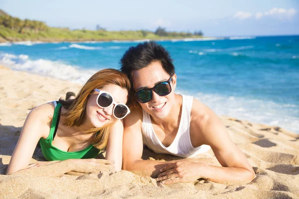 Gelukkig jong paar hebben plezier op het strand — Stockfoto