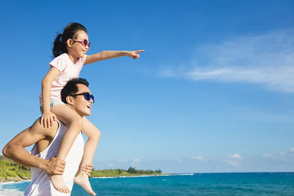 父亲和女儿在海滩上玩 — 图库照片