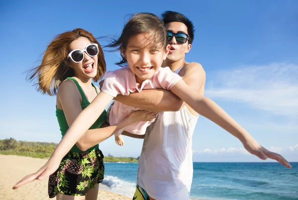 Felice giovane famiglia Divertimento in spiaggia — Foto Stock