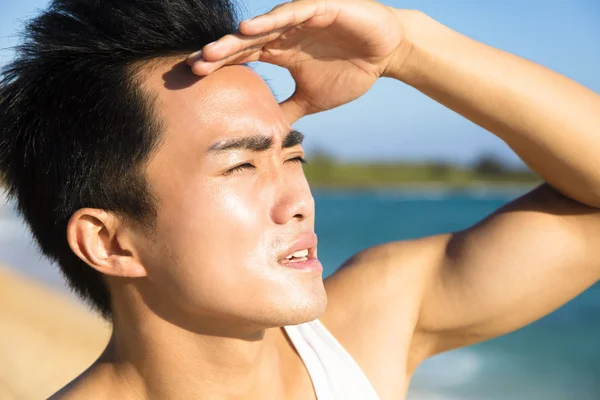 Primer plano joven cara bajo la ola de calor de verano —  Fotos de Stock