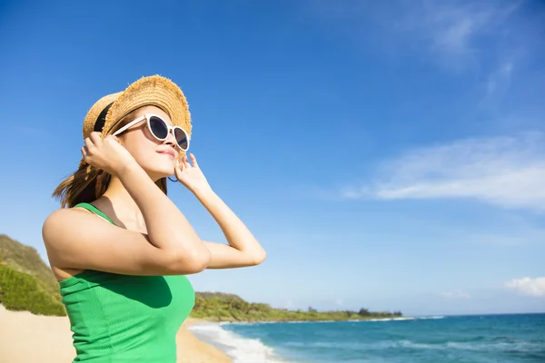 Mujer atractiva joven relajándose en la playa — Foto de Stock