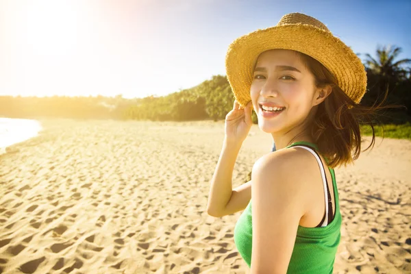 Boldog fiatal nő élvezni a nyaralás a tengerparton — Stock Fotó