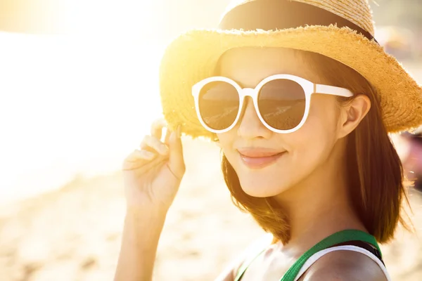 Belle jeune femme profiter des vacances d'été sur la plage — Photo