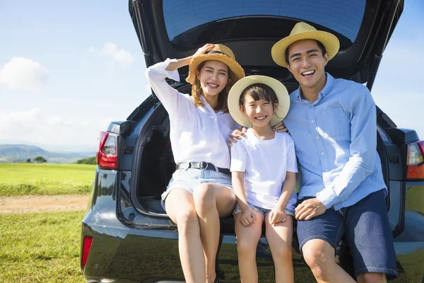 Happy family enjoying road trip and summer vacation — Stock Photo, Image